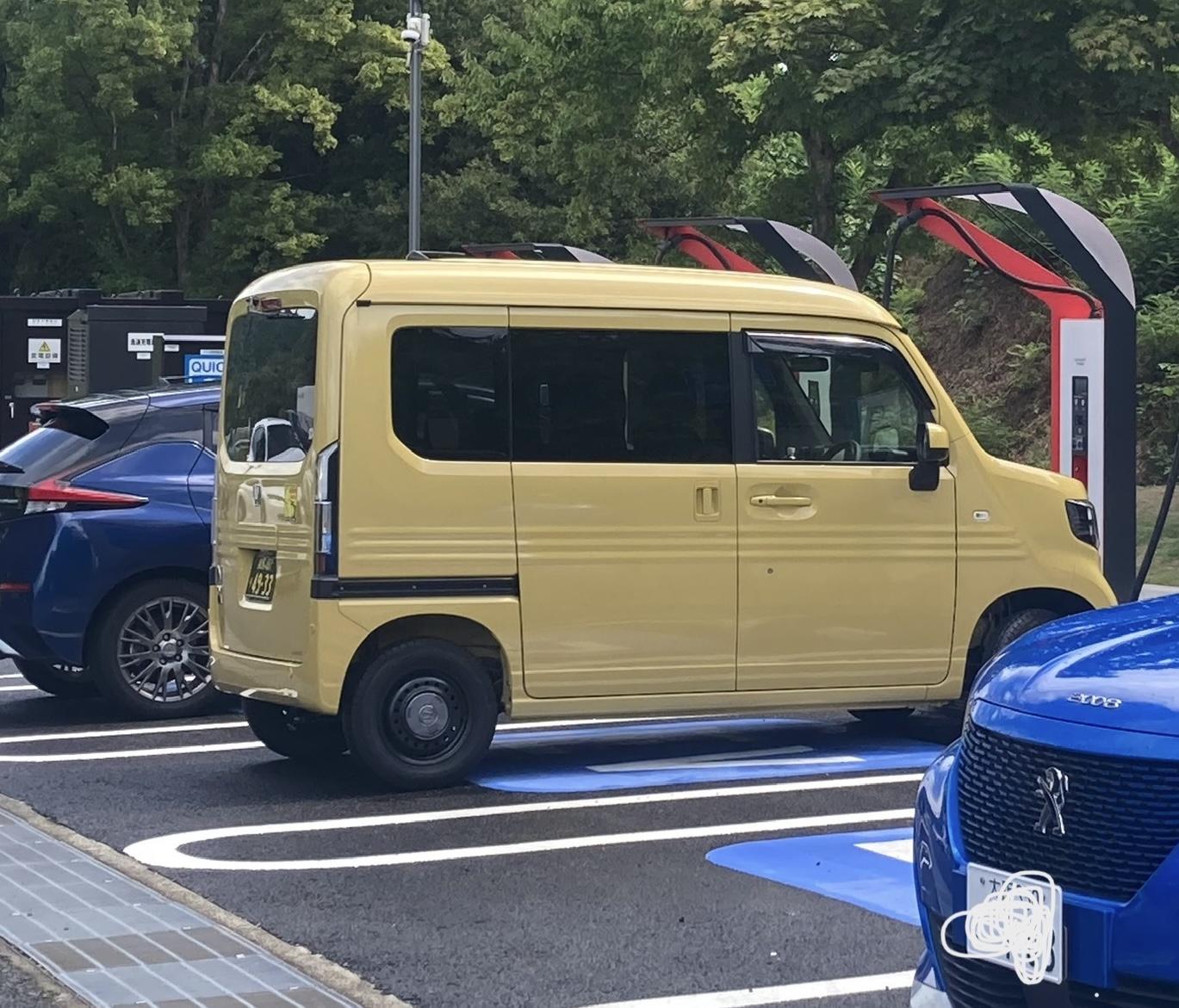 充電中のホンダN-VAN:e